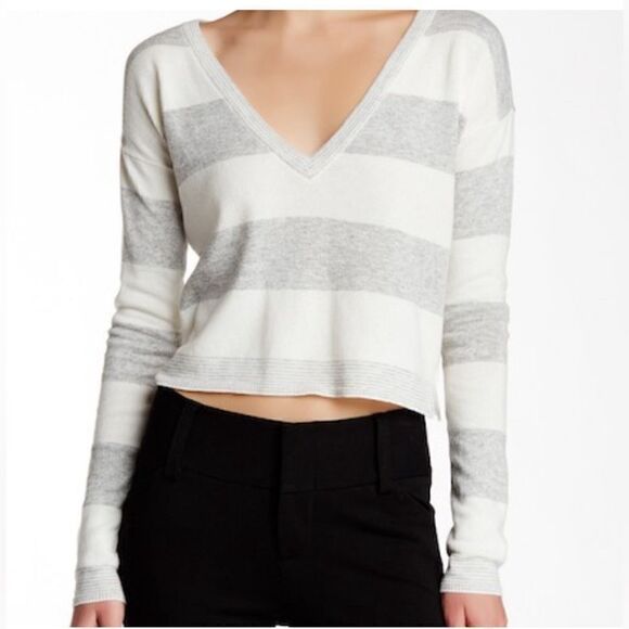 Alice & Olivia gray and white Striped Cropped V neck Sweater - Small. NWT - Picture 2 of 8